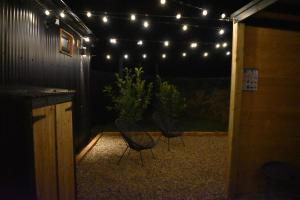 un patio con 2 sillas y luces en el techo en TT Lodges en Stockton-on-Tees