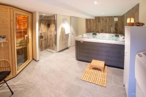 a large bathroom with a tub and a shower at Domaine Jean-Got, proche de Saint Emilion in Lugaignac +23 photos
