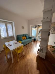 sala de estar con mesa y sofá en Da Mauro Apartment, nel cuore di Marigliano en Marigliano