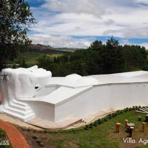 einem weißen Amphitheater mit einer Treppe auf einem Feld in der Unterkunft Casa Mujer Villa Agueda in Chocontá