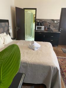 Un dormitorio con una cama con una toalla. en Mandula ház, en Veszprém