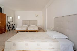 Llit o llits en una habitació de Lofos Village