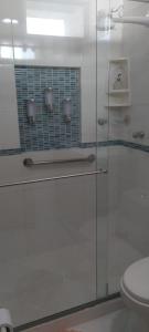 a bathroom with a glass shower with a toilet at Perfecto Apartamento en el Mejor Sector in Cúcuta