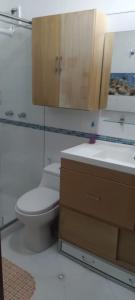 a bathroom with a toilet and a sink and a mirror at Perfecto Apartamento en el Mejor Sector in Cúcuta