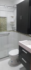 a bathroom with a toilet and a shower and a sink at Perfecto Apartamento en el Mejor Sector in Cúcuta