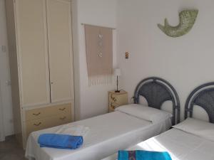 twee bedden in een kamer met witte muren bij Villetta Rocchi - Costa Paradiso in Costa Paradiso