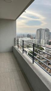 Ein Balkon oder eine Terrasse in der Unterkunft Departamento entero, cerca Plaza Egaña, Estacionamiento gratis
