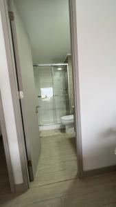 Ein Badezimmer in der Unterkunft Departamento entero, cerca Plaza Egaña, Estacionamiento gratis