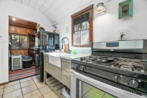Η κουζίνα ή μικρή κουζίνα στο Finns Fish Camp - Walking distance to Lake and Village! Back patio with barbecue, fully fenced yard! +6 φωτογραφίες