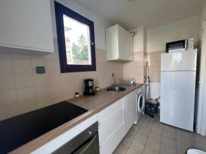 Kuchyň nebo kuchyňský kout v ubytování Joli F2 climatisé avec Jacuzzi - La Jacinthe + 19 fotografií