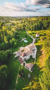 - une vue aérienne sur un grand domaine avec une maison dans l'établissement Domaine Jean-Got, proche de Saint Emilion, à Lugaignac