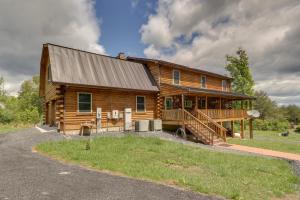 eine große Blockhütte mit einer Veranda und einer Terrasse in der Unterkunft Shenandoah Valley Home - 9 Mi to Natl Park! in Front Royal