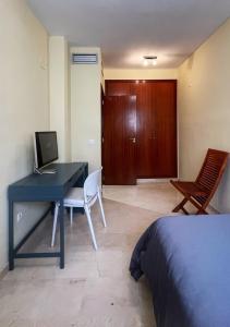 1 dormitorio con escritorio y ordenador. en Work and Rest Away From Home, en Paterna