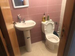 La salle de bains est pourvue de toilettes et d'un lavabo. dans l'établissement بساتين كليز, à Marrakech