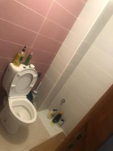 - une salle de bains pourvue de toilettes blanches dans une chambre rose dans l'établissement بساتين كليز, à Marrakech