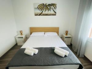 1 dormitorio con 1 cama grande y 2 almohadas blancas en Barca 5 NEW BEACH APARTMENT en Barcelona