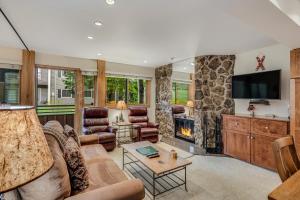 ein Wohnzimmer mit einem Sofa und einem Kamin in der Unterkunft Laurelwood Condominiums 408 in Snowmass Village