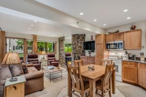 Η κουζίνα ή μικρή κουζίνα στο Laurelwood Condominiums 408