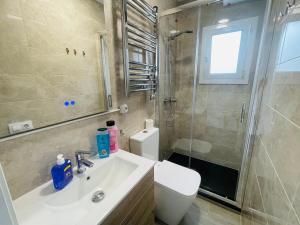 y baño con lavabo, ducha y aseo. en Barca 5 NEW BEACH APARTMENT en Barcelona