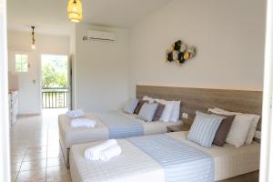 Katil atau katil-katil dalam bilik di Tropical Apartments