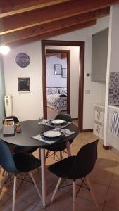 un comedor con mesa y sillas y un dormitorio en Il Fante di Picche en Verolanuova