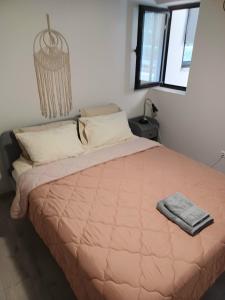 Posteľ alebo postele v izbe v ubytovaní Varkiza Seaside Apts