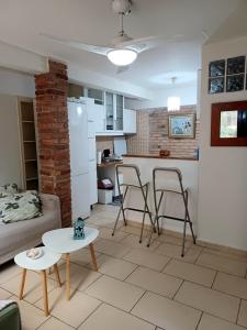 Kuchyňa alebo kuchynka v ubytovaní Varkiza Seaside Apts