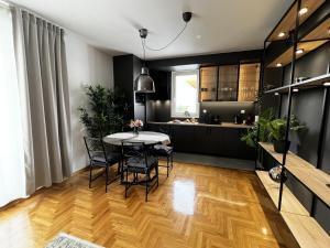 cocina y comedor con mesa y sillas en Apartment 4 two / 1 + EV Charger + Private parking, en Zagreb