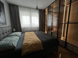 Un dormitorio con una cama grande y una ventana en Apartment 4 two / 1 + EV Charger + Private parking, en Zagreb