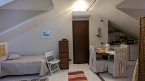 um quarto com uma cama, uma secretária e uma mesa em Loft64 em Alba