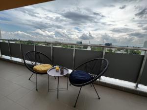 2 sillas y una mesa en la parte superior de un balcón en Apartment 4 two / 1 + EV Charger + Private parking, en Zagreb