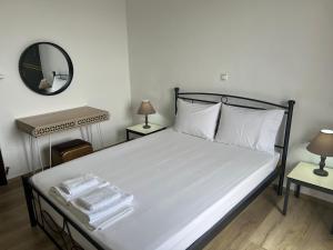 Posteľ alebo postele v izbe v ubytovaní ''Armens luxury home'' 3 minutes from the beach by foot