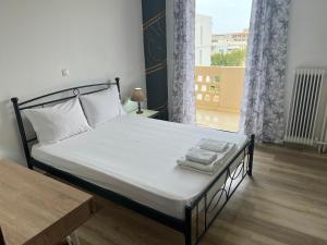 Posteľ alebo postele v izbe v ubytovaní ''Armens luxury home'' 3 minutes from the beach by foot