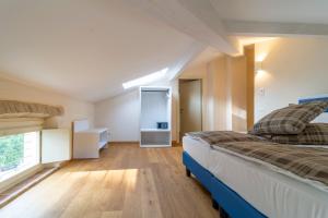um quarto com uma cama e uma janela em Al Torrione em Collecchio
