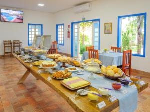 una mesa larga con un montón de comida. en Pousada Ouro Preto de Bonito en Bonito