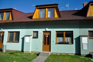 a green house with a red roof at Rekreace na Lipně in Frymburk