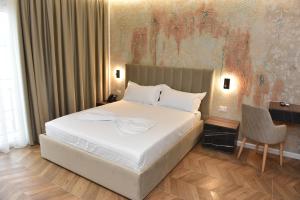 Postel nebo postele na pokoji v ubytování Hotel Royal + 45 fotografií