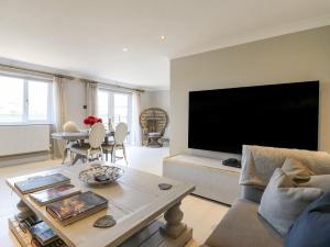 sala de estar con TV de pantalla plana grande en Closefield, en Leighton Buzzard