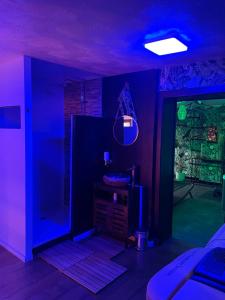 Postelja oz. postelje v sobi nastanitve Casawellness améthyste ou jaspe océan avec jacuzzi intérieur
