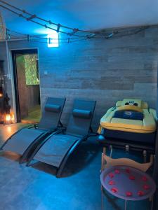 Predel za sedenje v nastanitvi Casawellness améthyste ou jaspe océan avec jacuzzi intérieur