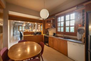 uma cozinha com armários de madeira e uma mesa de madeira em Villa Elisabeth em Platamon