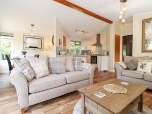 uma sala de estar com um sofá e uma mesa em Nutkins Lodge em Windermere