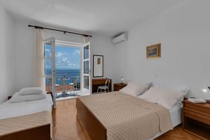 トゥチェピにあるBeachfront Rooms Anaのベッドルーム1室(ベッド2台付)が備わり、海の景色を望めます。