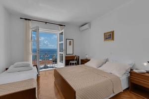 Postel nebo postele na pokoji v ubytování Beachfront Rooms Ana