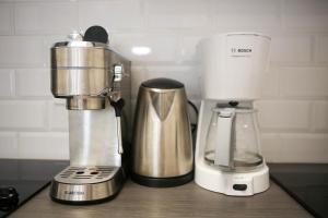 encimera de cocina con cafetera y licuadora en New & Luxury apartment Tony en Split