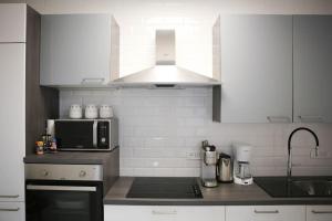 una cucina con forno a microonde e piano cottura forno superiore di New & Luxury apartment Tony a Spalato (Split)