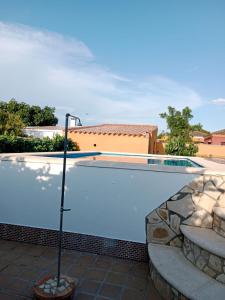 basen przed domem w obiekcie Chalet Villa Terry w mieście Chiclana de la Frontera +9 zdjęć