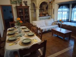 salon ze stołem i kanapą w obiekcie Chalet Villa Terry w mieście Chiclana de la Frontera