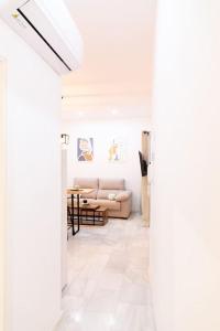 a living room with a couch and a table at La Gloria in Cádiz