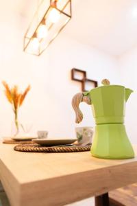a green vase sitting on top of a table at La Gloria in Cádiz